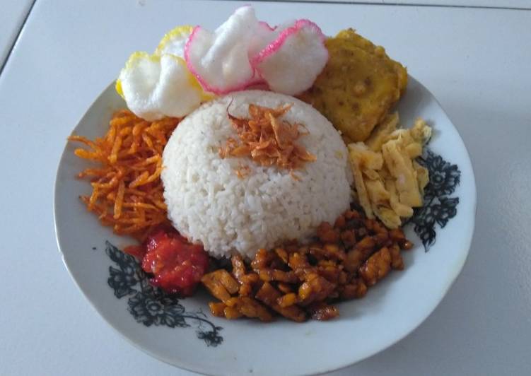 Yang simpel buat orang rumah.nasi uduk magicom ala leniii😀