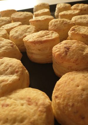 Una foto de Bizcochitos hojaldrados de manteca sabor queso