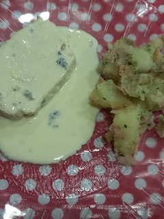 Una foto de Pan de pollo con salsa a los 4 quesos