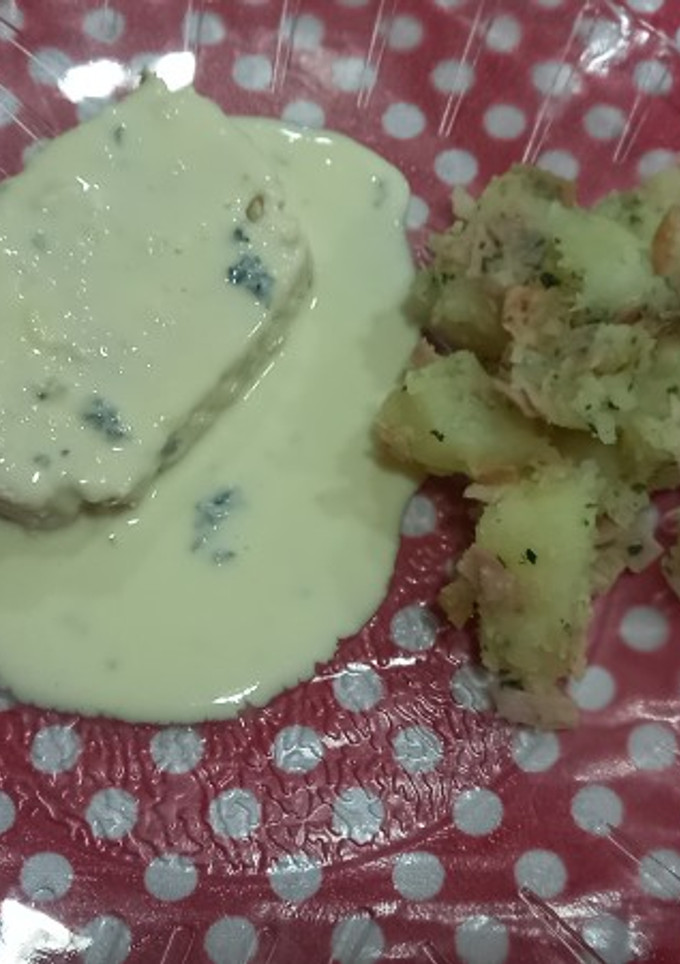Una foto de Pan de pollo con salsa a los 4 quesos