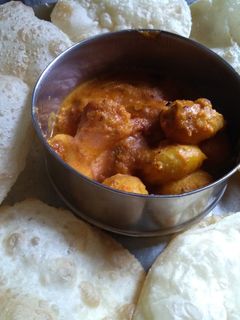 লুচি আলুর দম রেসিপির প্রধান ছবি