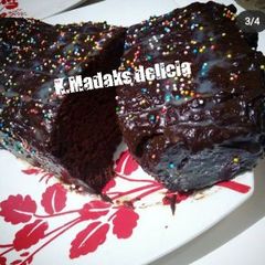 A picture of Easy chocolate gnache frosting.