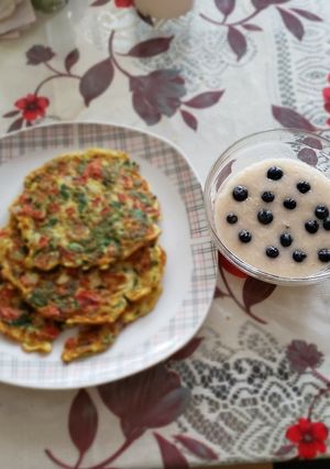 Una foto de Desayuno saludable : tortilla de verduras y avena con arándanos