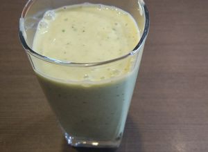Zdjęcie przepisu Shake z natką pietruszki, gruszką i bananem.