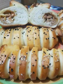 A picture of Chicken cheese bread.