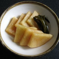A picture of Soy Sauce Pickled Daikon.
