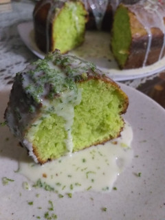 Una foto de BOLO VERDE LIMÃO CAIPIRINHA /BIZCOCHUELO VERDE DE LIMA LIMÓN-Recetas populares de Brasi🇧🇷