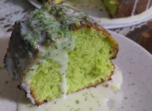 Una foto de BOLO VERDE LIMÃO CAIPIRINHA /BIZCOCHUELO VERDE DE LIMA  LIMÓN-Recetas populares de Brasi🇧🇷