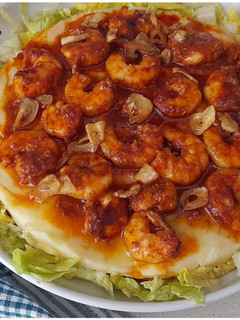 Una foto de Pimientos asados con puré de patatas y gambas