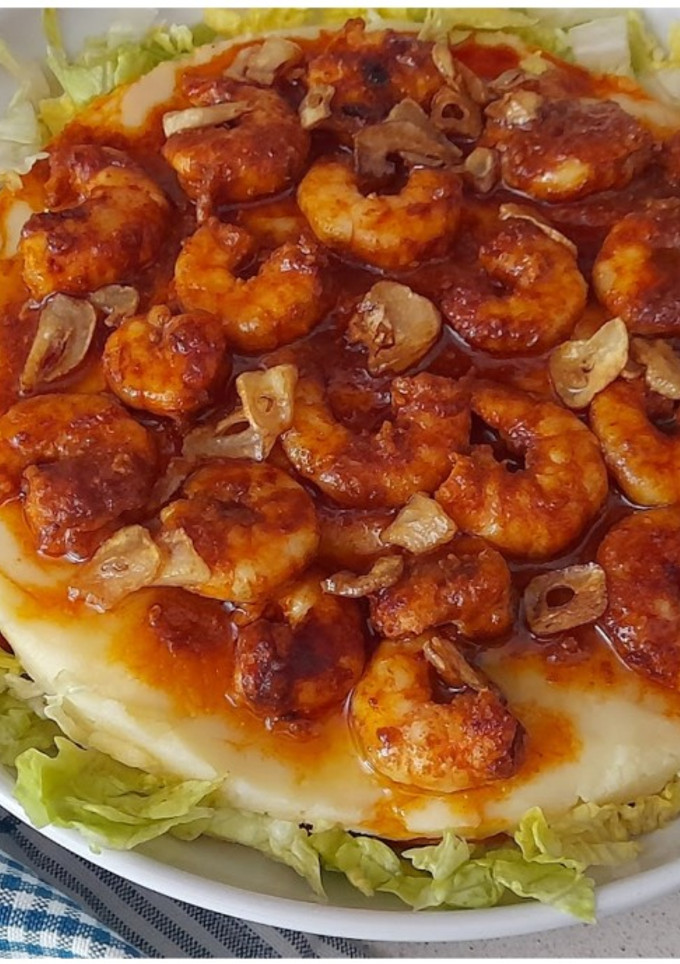 Una foto de Pimientos asados con puré de patatas y gambas