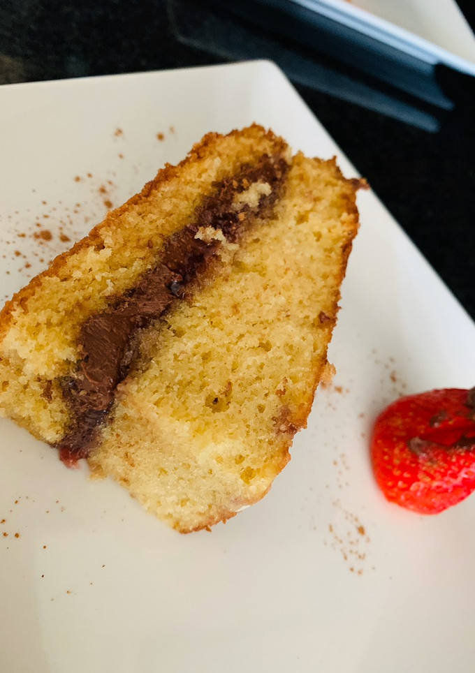 Una foto de Pastel de cumpleaños 🎂🎂 básico, pero rico!!!