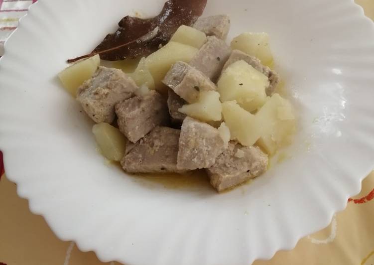 Atún encebollado