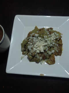 Una foto de Chilaquiles navideños verde de Salsa de aguacate las Correa