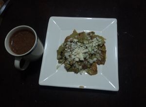Una foto de Chilaquiles navideños verde de Salsa de aguacate  las Correa