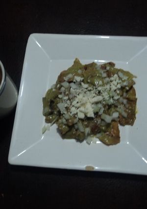 Una foto de Chilaquiles navideños verde de Salsa de aguacate  las Correa