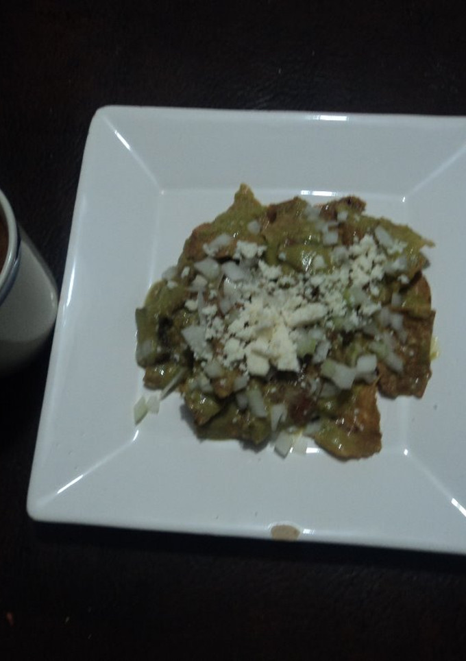 Una foto de Chilaquiles navideños verde de Salsa de aguacate  las Correa
