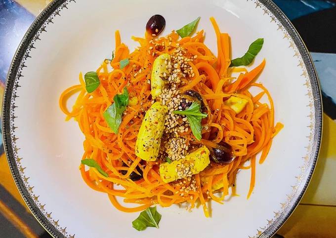 Spaghetti di carote con pollo all’uva