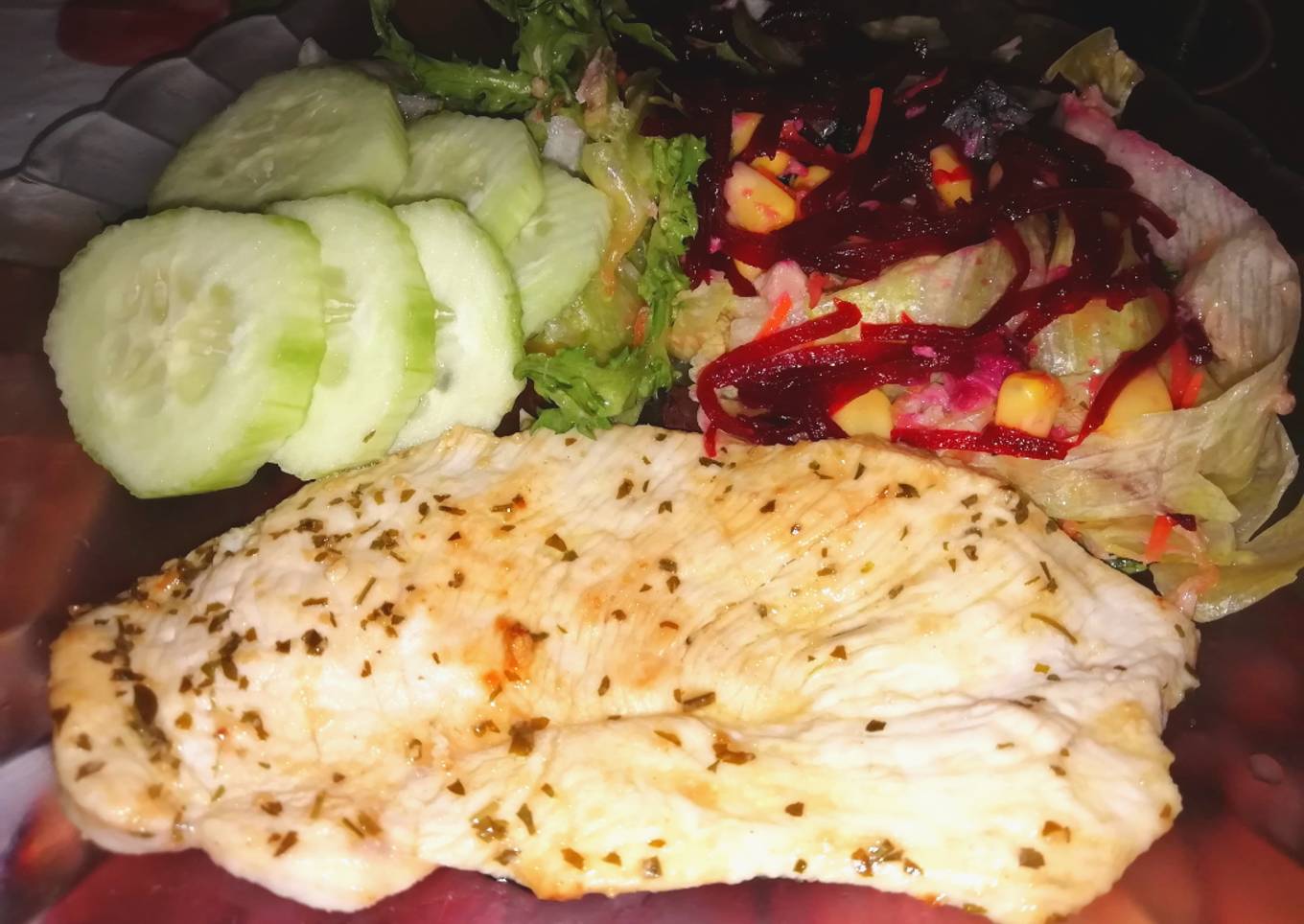 Filete de pollo a la plancha con ensalada y pepino