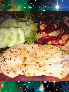 Una foto de Filete de pollo a la plancha con ensalada y pepino