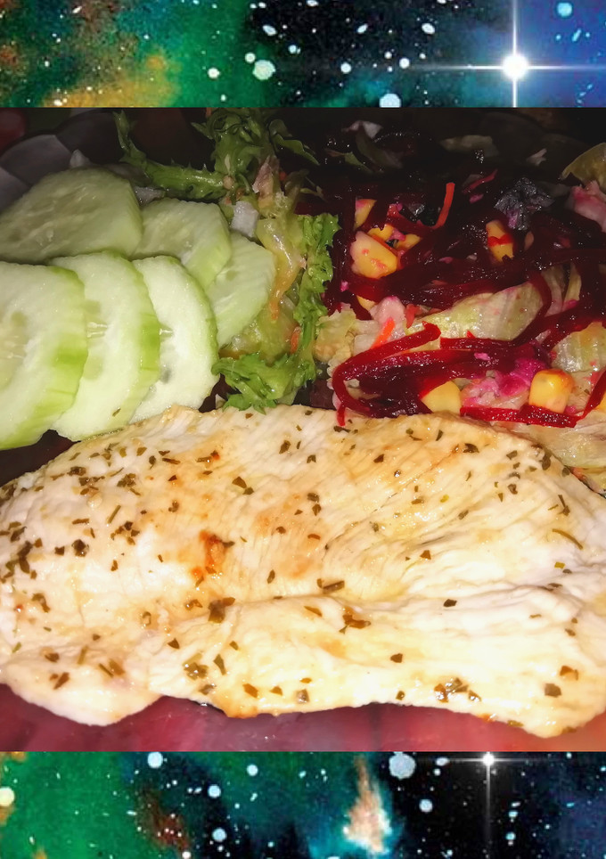 Una foto de Filete de pollo a la plancha con ensalada y pepino