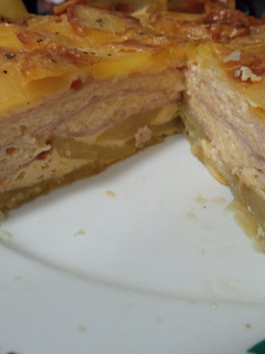 Una foto de Tarta artesana de tortilla de patatas con lomo y queso