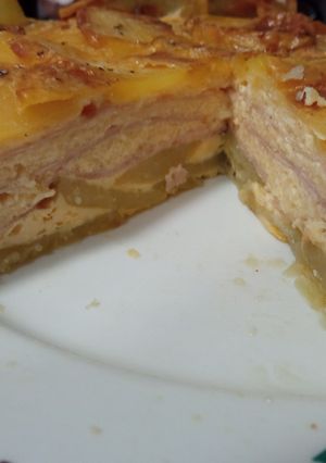 Una foto de Tarta artesana de tortilla de patatas con lomo y queso