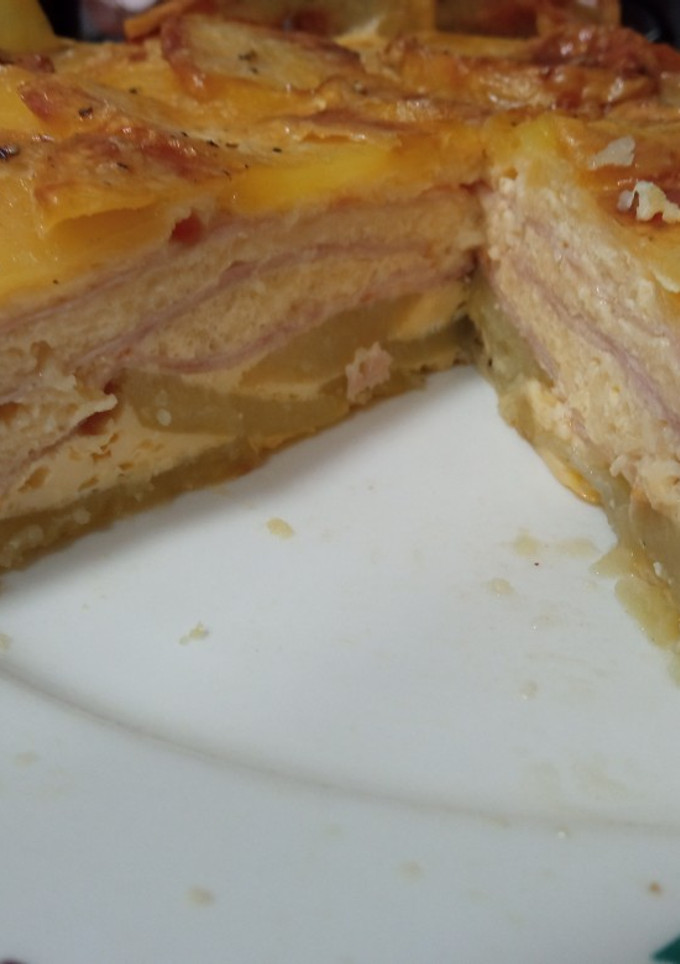 Una foto de Tarta artesana de tortilla de patatas con lomo y queso