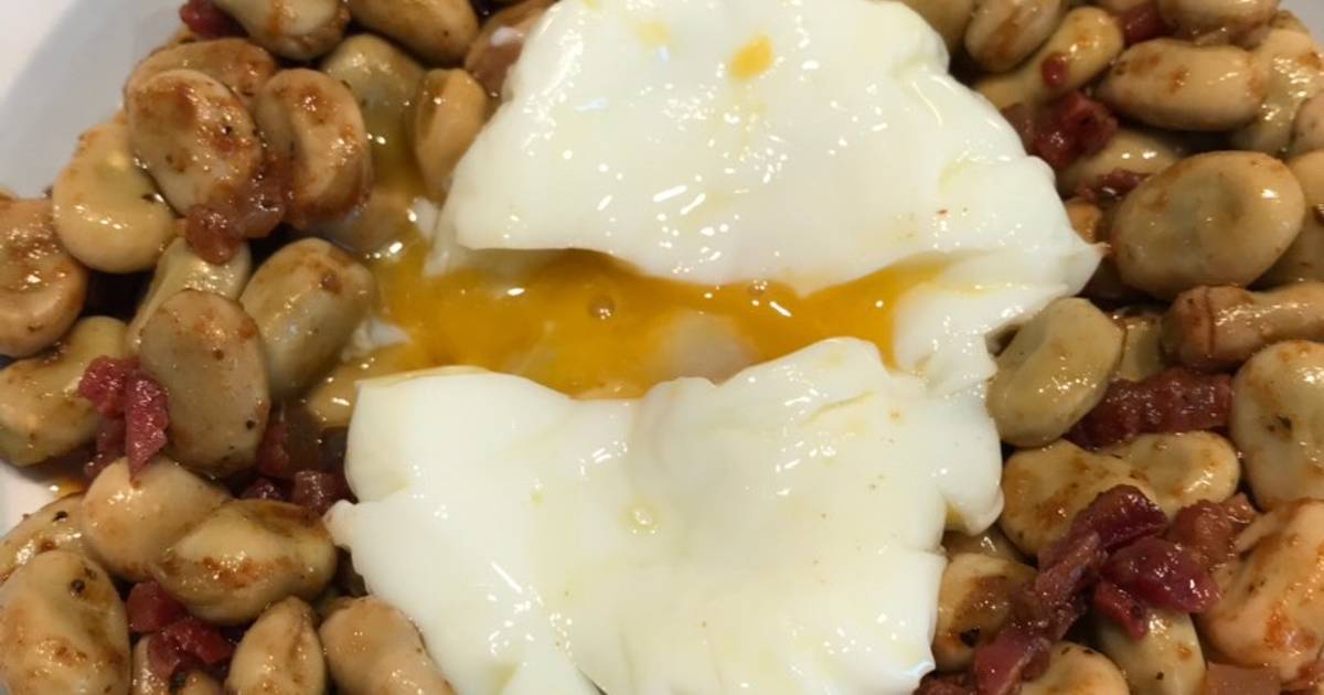 Habas con huevos poché Receta de