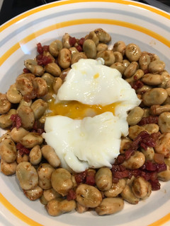 Una foto de Habas con huevos poché