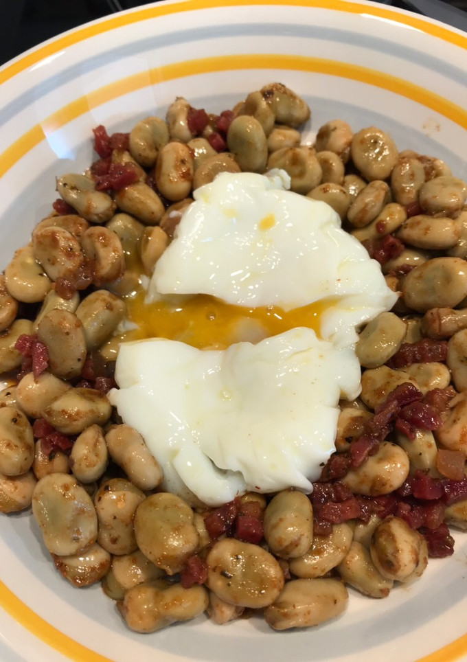 Una foto de Habas con huevos poché