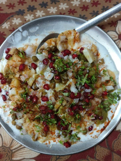 दही भल्ला पापड़ी चाट (dahi bhalla papdi chaat recipe in Hindi) रेसिपी मुख्य फोटो