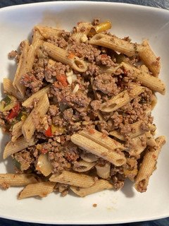 Una foto de Macarrones integrales con carne picada y verduras