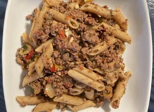 Una foto de Macarrones integrales con carne picada y verduras