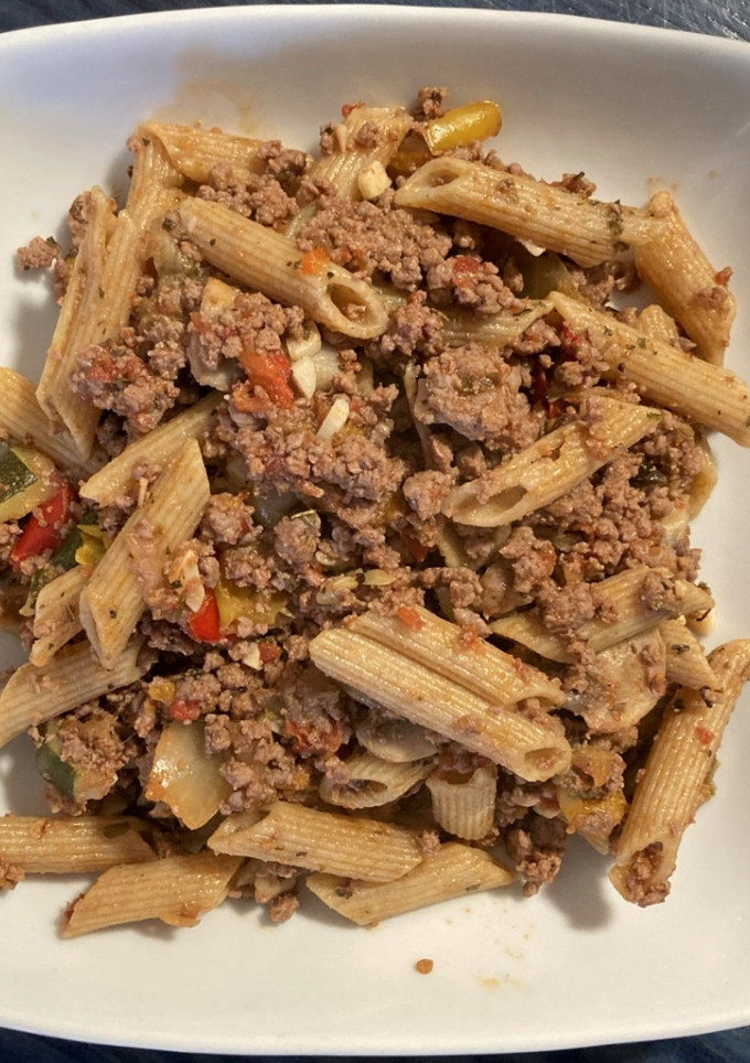 Una foto de Macarrones integrales con carne picada y verduras