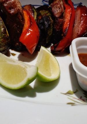 Una foto de Brochetas de res