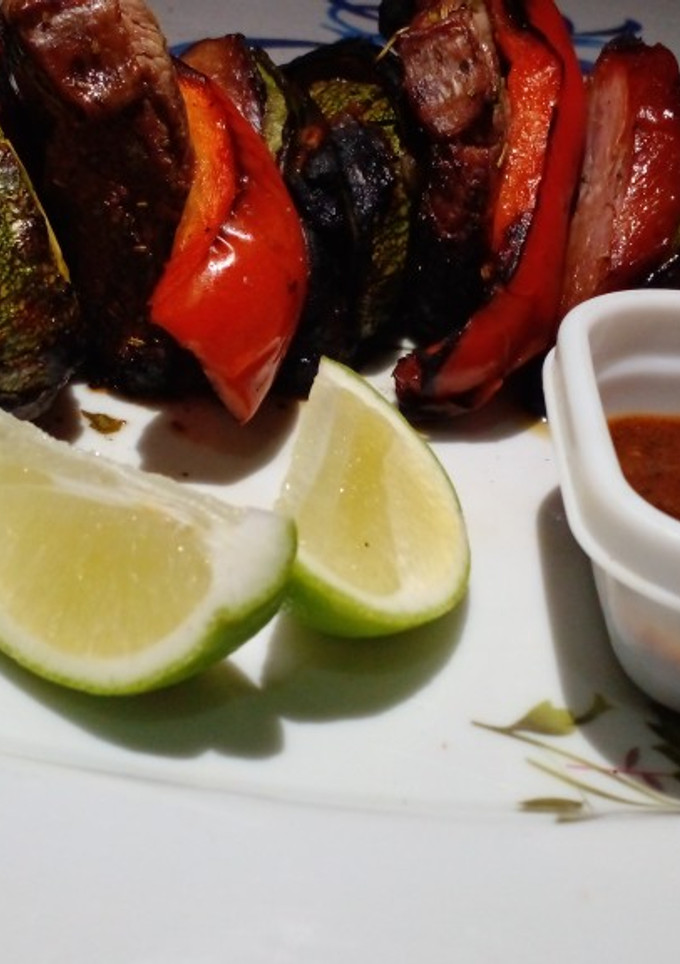 Una foto de Brochetas de res