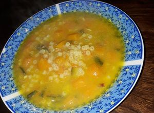 Una foto de Sopita de verdura y fideitos