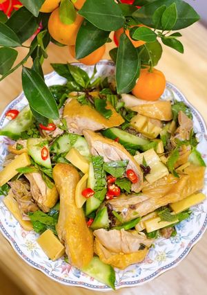 Hình của món Gà trộn măng cay.