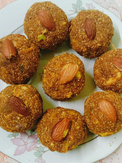 आटे के लड्डू (Aate k ladoo recipe in Hindi) रेसिपी मुख्य फोटो