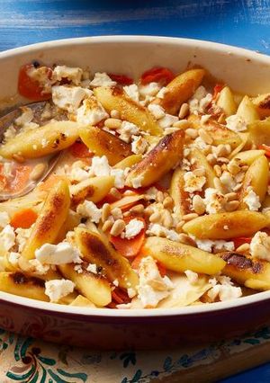Rakott zöldséges Nudli/Gnocchi/Schupfnudeln fenyőmaggal recept fotója