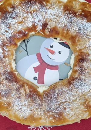 Una foto de Tortell de reis relleno de ganache de chocolate blanco y mascarpone - 2025 (Roscón)