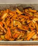 Guarnición de patatas, batatas y zanahorias al horno