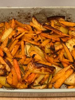 Una foto de Guarnición de patatas, batatas y zanahorias al horno