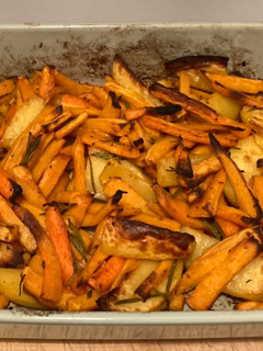 Una foto de Guarnición de patatas, batatas y zanahorias al horno