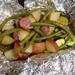 A picture of Garlic butter foil dinner bake.