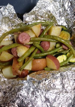 A picture of Garlic butter foil dinner bake.