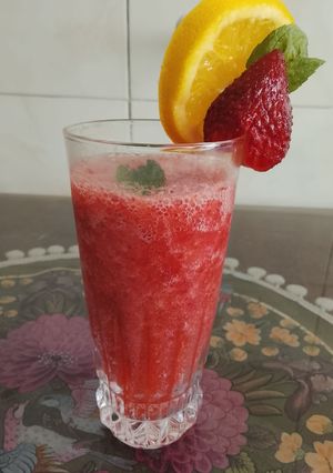عکسی از دستور اسموتی پرتقال و توت فرنگی🍹