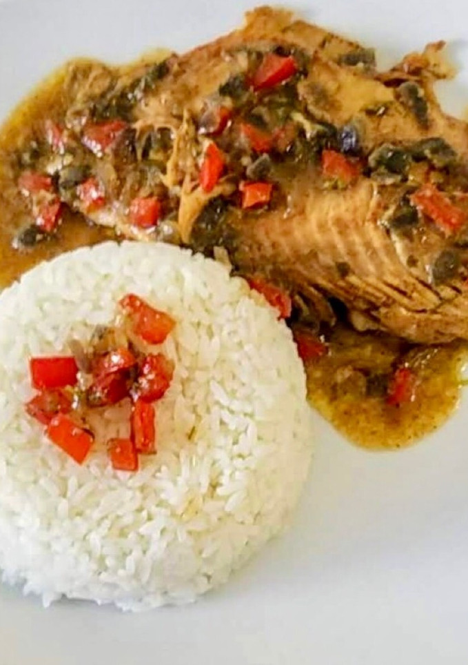 Una foto de Filete de tilapia en salsa natural