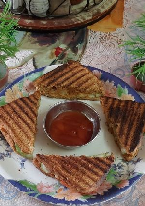 A picture of Brown bread vegetables grilled sandwich.
