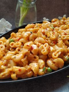 चिझी व्हेज मॅकरोनी पास्ता (cheese veg macroni pasta recipe in marathi) रेसिपी चे मुख्य फोटो